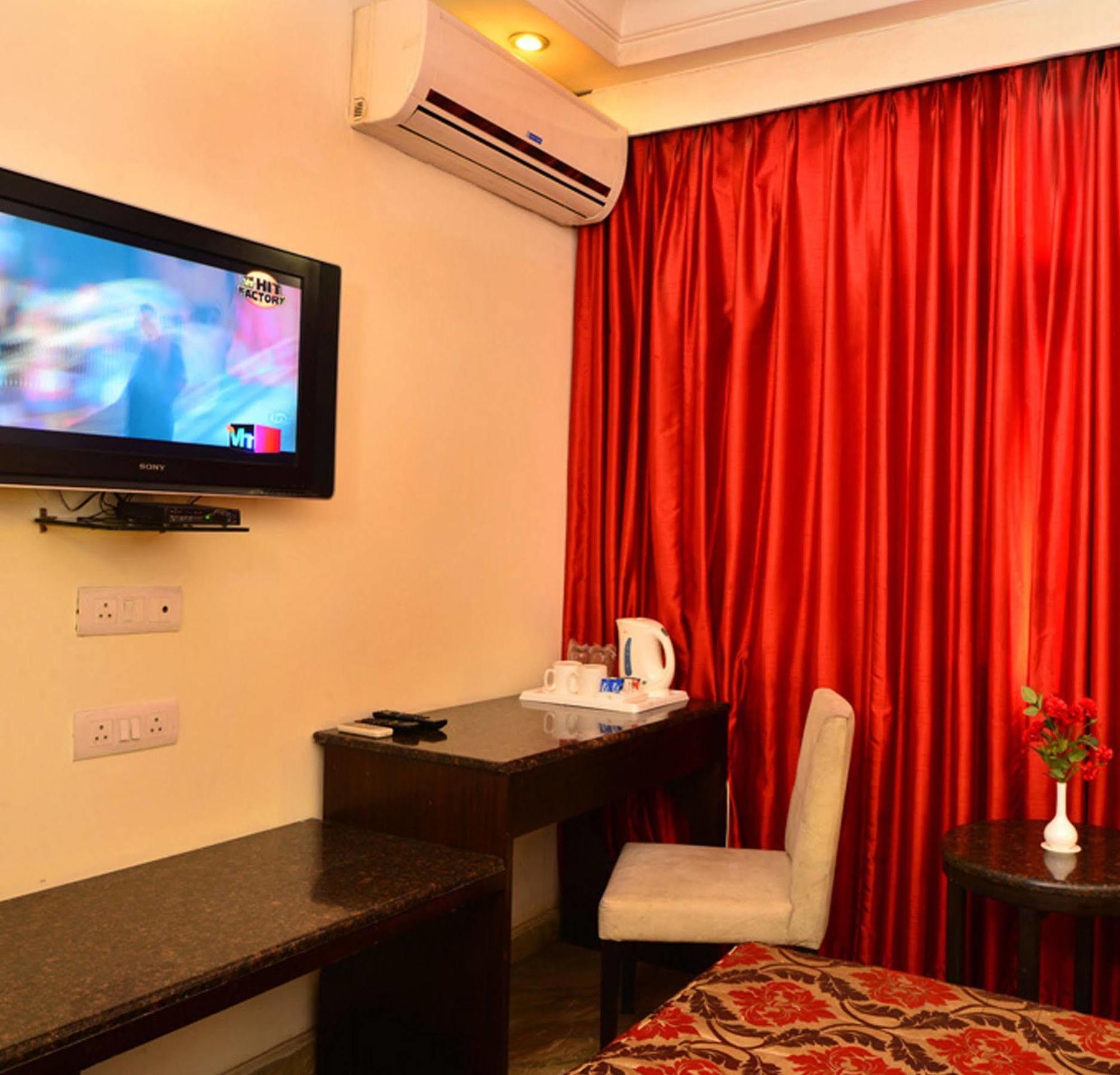 Hotel Shanti Palace West Patel Nagar Nuova Delhi Esterno foto